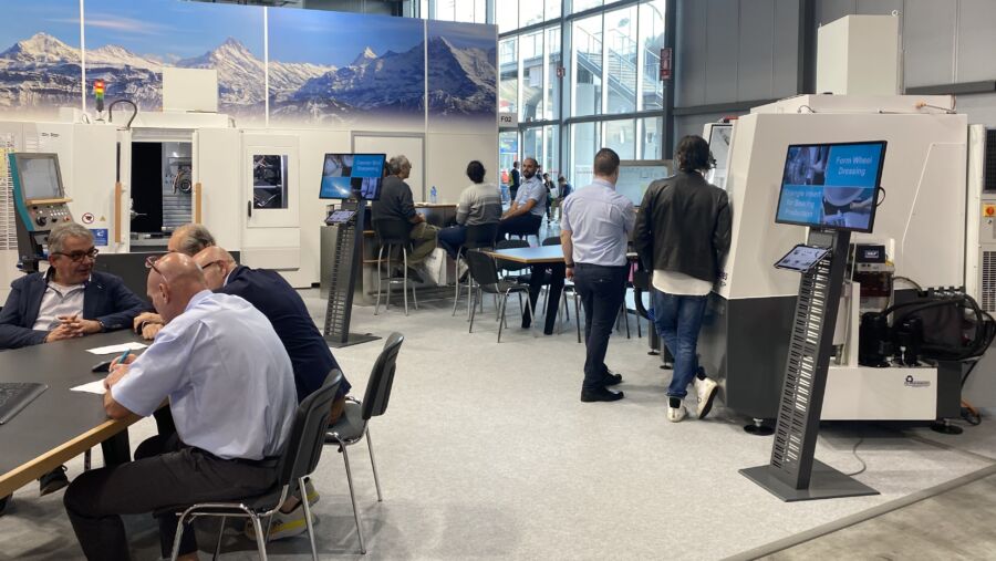 施利博格展位，两个展会的重合