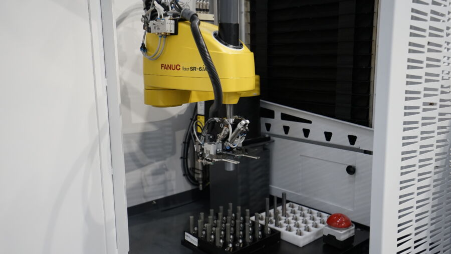 Rectifieuse CNC 5 axes avec plage de travail X 420, Y 360, Z 260 mm.