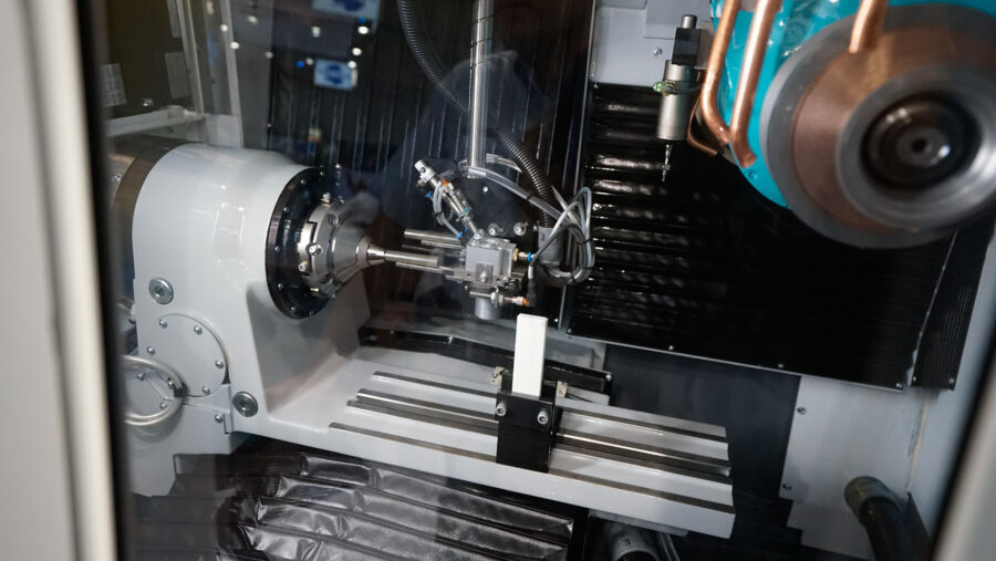 Rectifieuse CNC 5 axes avec plage de travail X 420, Y 360, Z 260 mm.