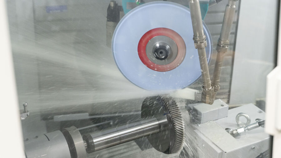 Dynamic and at the same time smooth grinding process