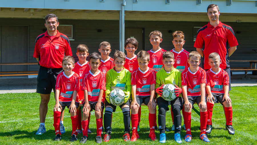 The F-juniors from Roggwil with football coaches Antonio Grasso and Roger Felber