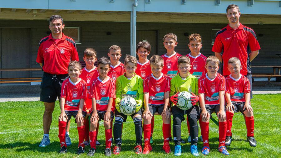 Die Roggwiler F-Junioren mit Fussballtrainer Antonio Grasso und Roger Felber