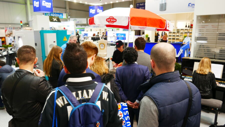 Cola en el stand de Hotdog