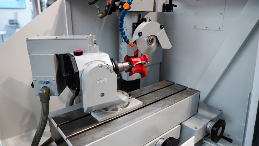 Two CNC axes and four manually settable axes with measuring system