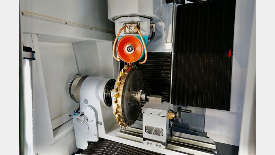 Think big with the new NGP+: Sharpening of a 35 kg bevel gear cutter
