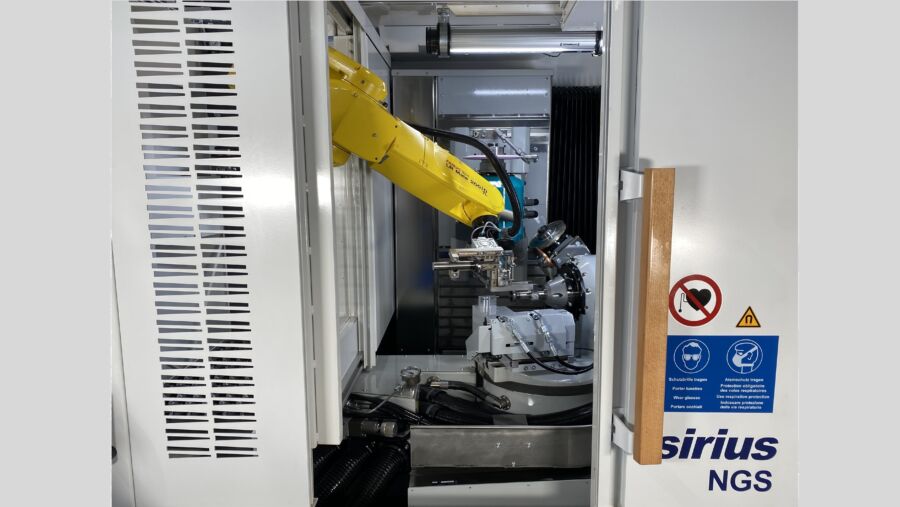 Machine integrated robot loading