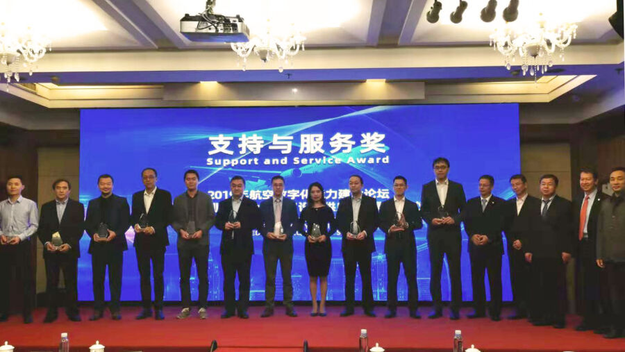 Cerimonia di premiazione con Lijuan Liu, gestore di Schneeberger Cina (al centro)