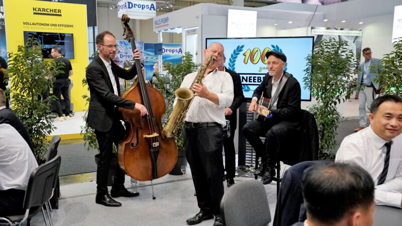 Great Live Music at SCHNEEBERGER Booth Party
