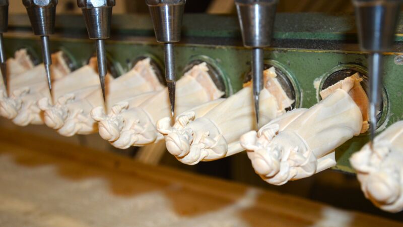 With its sleek tools the copy milling machine produces one Josef after another