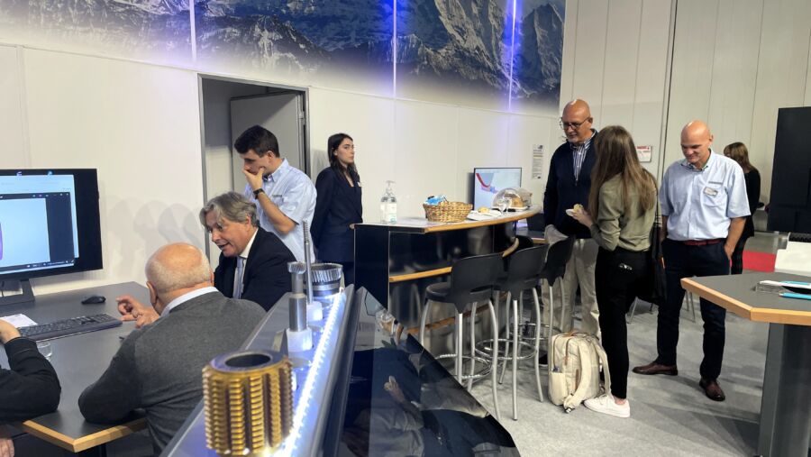 Visiteurs BIMU visitant SCHNEEBERGER
