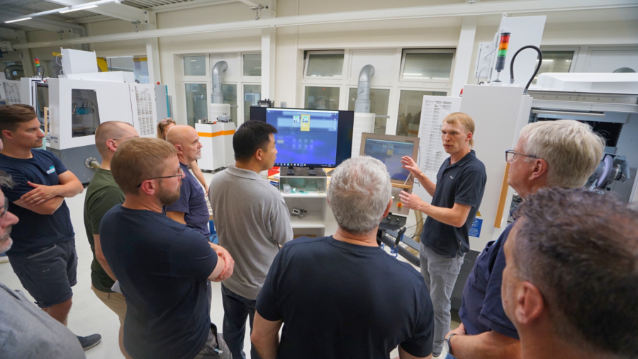 During the hands-on training sessions, technical content was deepened and applied directly on the machine.