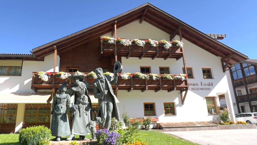 La sede dell’azienda, in tipico stile architettonico altoatesino.