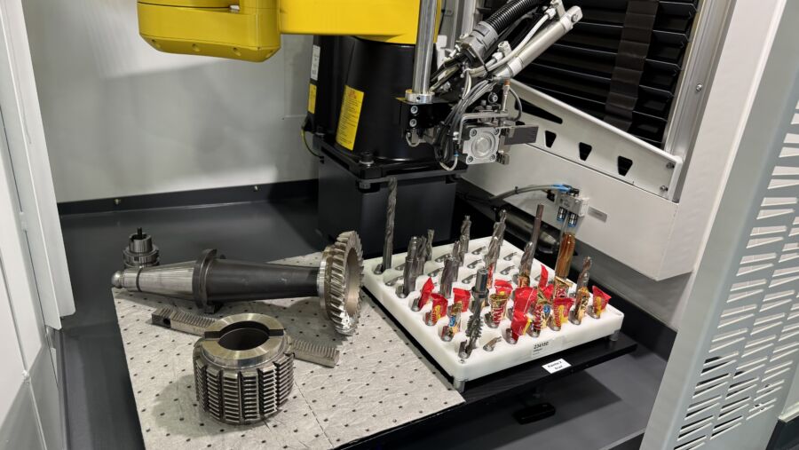 Carico robotizzato di utensili per ingranaggi e un’ampia gamma di utensili a codolo