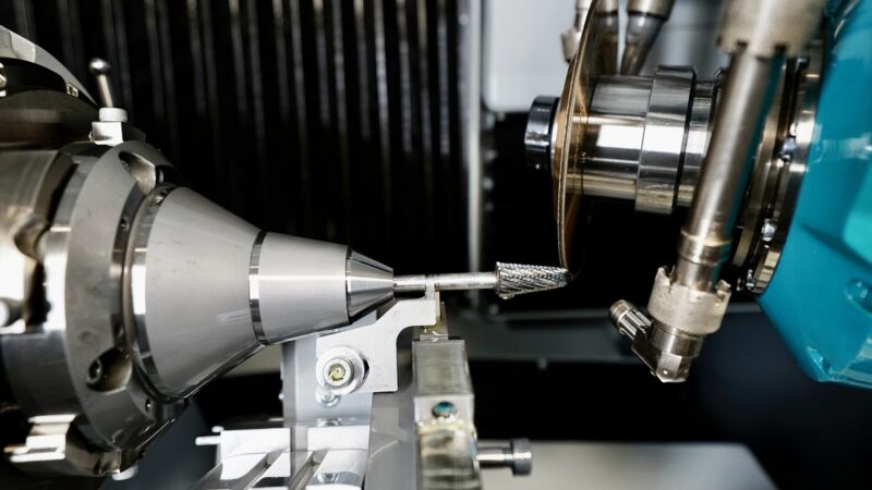 Milling cutter clamped with repeatable accuracy in the Aries NGP