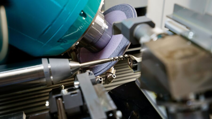 When grinding grooves, every second counts, along with spindle power and optimal process cooling
