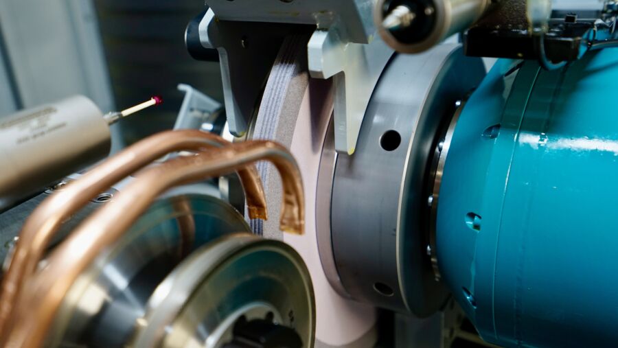 Dressing the grinding wheels with in-house SCHNEEBERGER technology