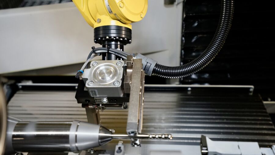 Robotic loading with double gripper and four 300 x 300 mm pallets