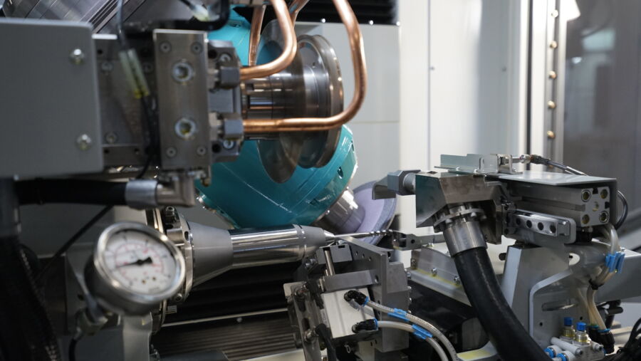 Several clamping devices are available depending on customer preference