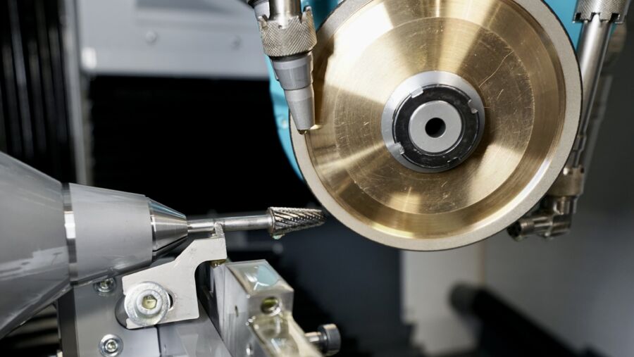 Grinding of the milling cutter groove, process-cooled with high-performance nozzles