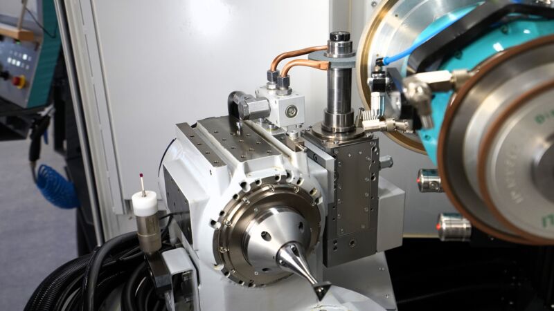 Grinding machine integrated dressing process
