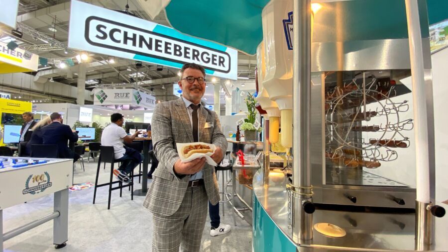 Pruebe nuestros populares hot dogs, pabellón 6, stand G23