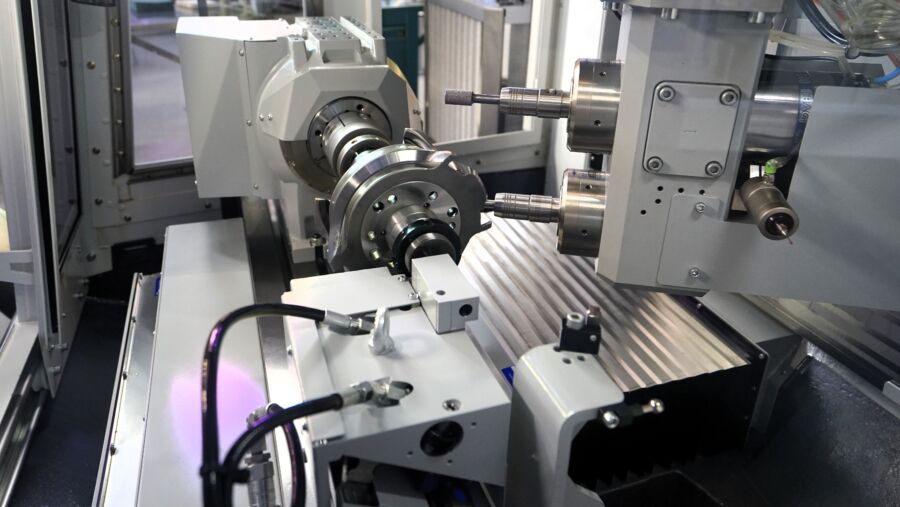 Salle des machines avec deux broches à haute fréquence