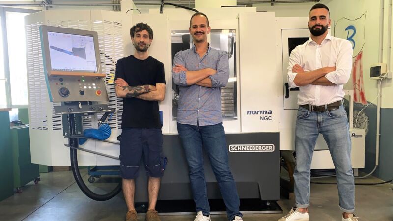 Miro Mussetti Fabio Monti和Stefano Santini站在Norma NGC Scara磨床前