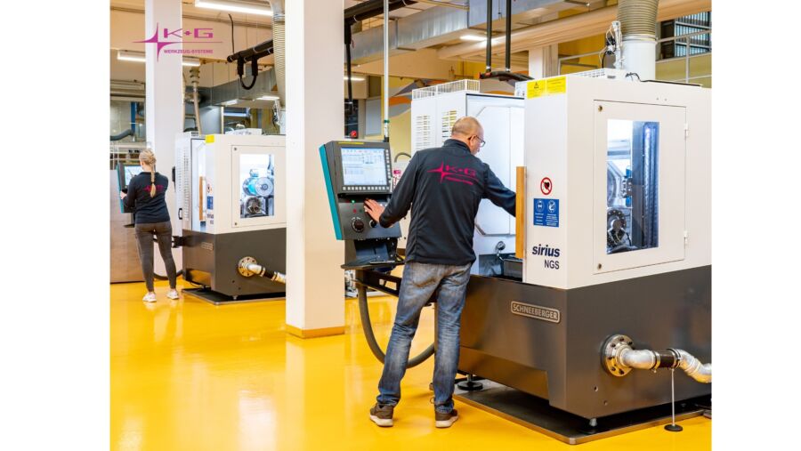 Die SCHNEEBERGER Sirius NGS schleifen im Automatikbetrieb in bis zu drei Schichten hochgenaue Profil-Wendeplatten.