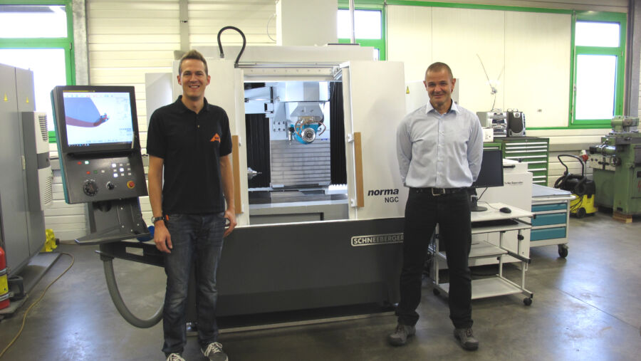 Matthias Ammer, propriétaire de SIG et Holger Joswig, Service Manager chez SCHNEEBERGER Allemagne devant la nouvelle Norma NGC-750