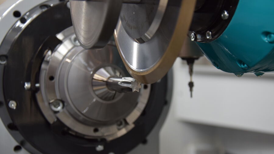 Inspection tool: The surface of the newly ground carbide punch convinces the jury. 