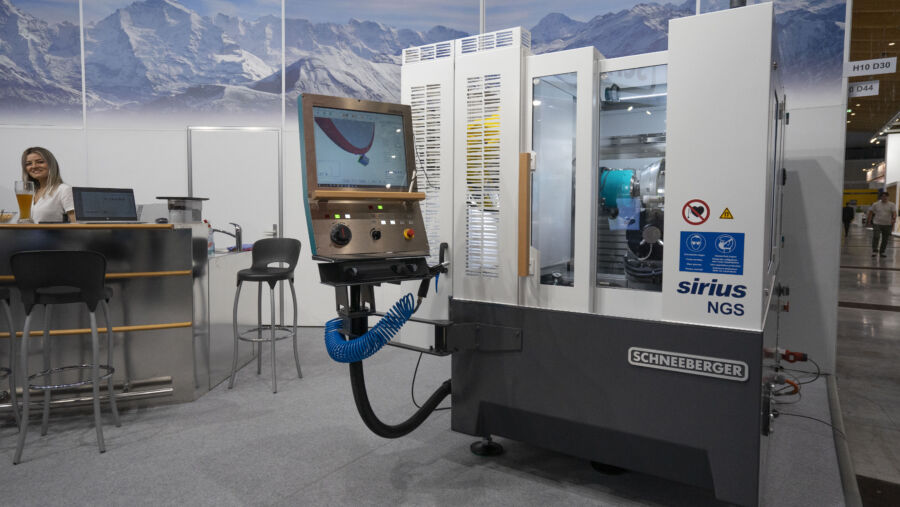 Alla GrindingHub, SCHNEEBERGER presenta in anteprima il nuovo sistema Anvil: l’inserto a forma di rombo viene caricato in automatico e lavorato in rettifica periferica in un unico serraggio. È possibile cambiare rapidamente il supporto della lunetta, perm