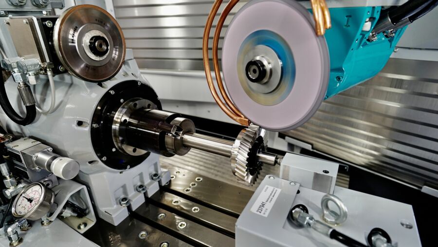 Wälzschälrad profilieren auf SCHNEEBERGER Gemini NGM Linear