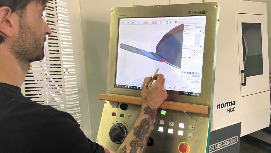 Miro durante la programación con el software CAD/CAM Qg1