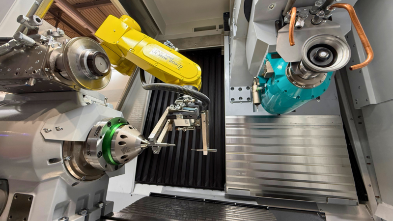 Le robot à six axes charge les outils dans la Norma Alpha