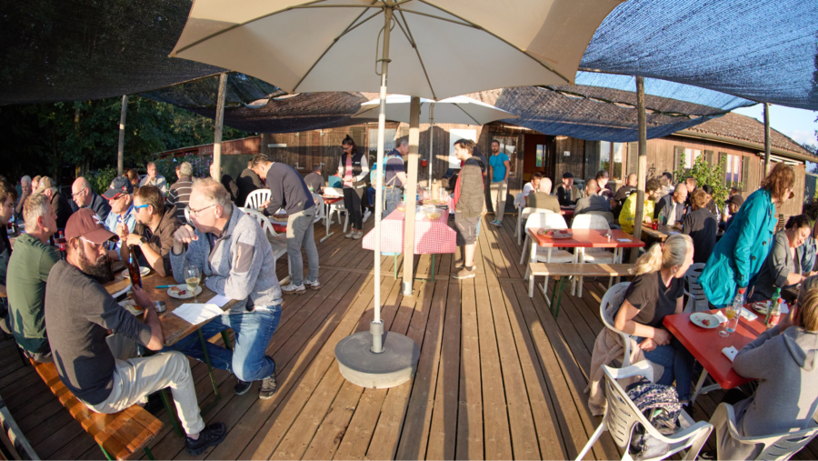 Aperos auf der sonnigen Terrasse des WSVB
