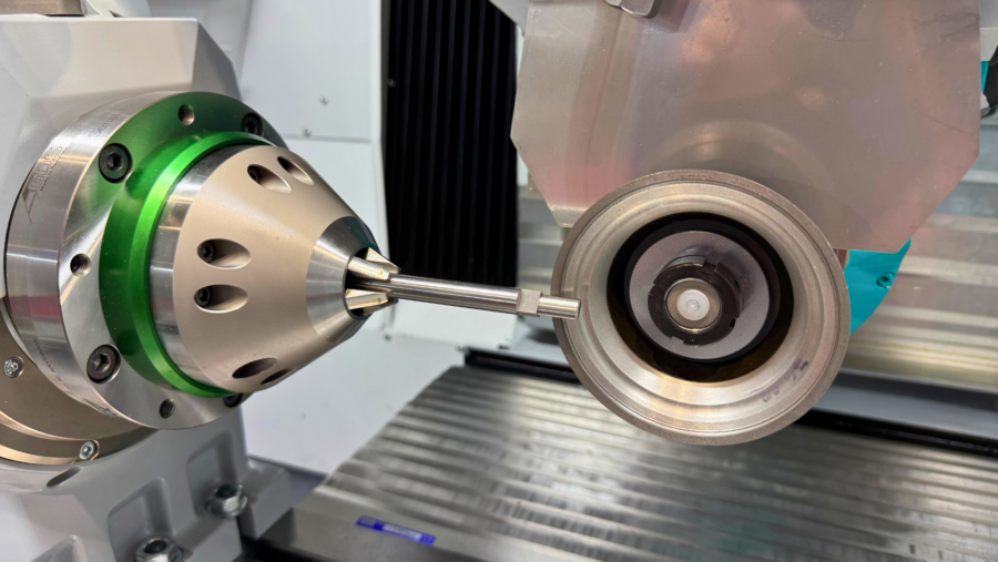 The SHARK GDS chuck in a SCHNEEBERGER grinding machine